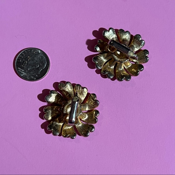 Vintage 1960s Flower Earrings - Picture 2 of 3